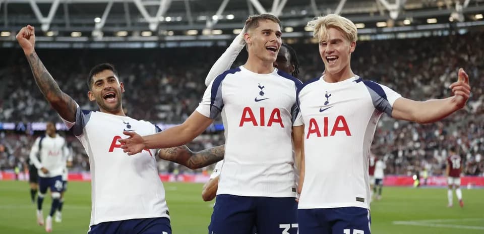 Jugadores de Tottenham celebrando un gol en el estadio