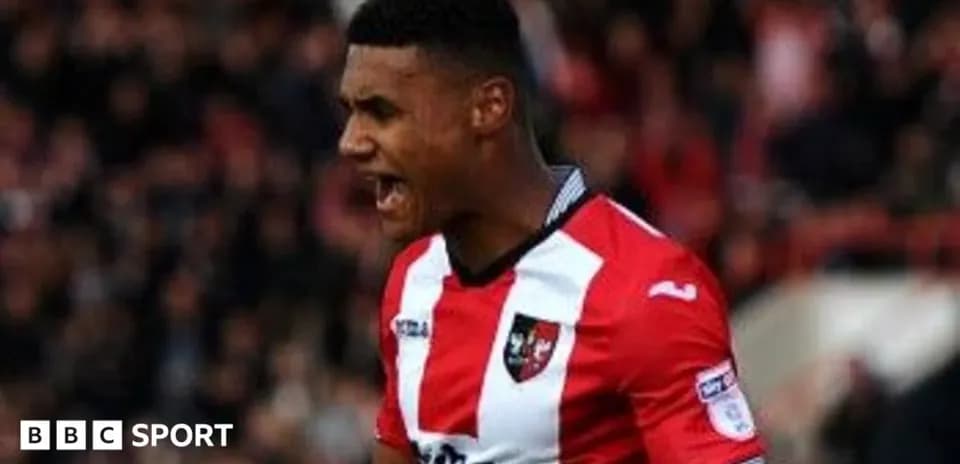 Jugador de Exeter City celebrando un gol