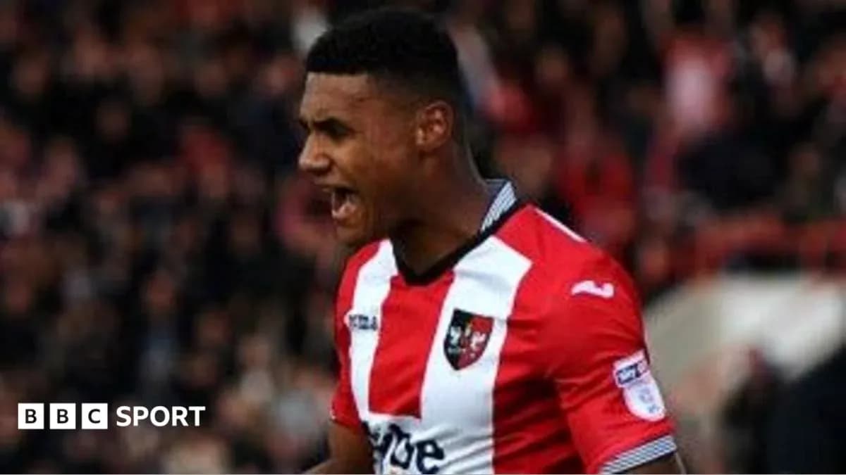 Jugador de Exeter City celebrando un gol