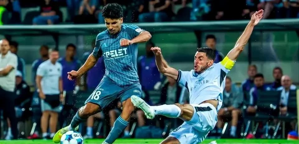 Jugador de Hapoel Beer Sheva en acción durante el partido