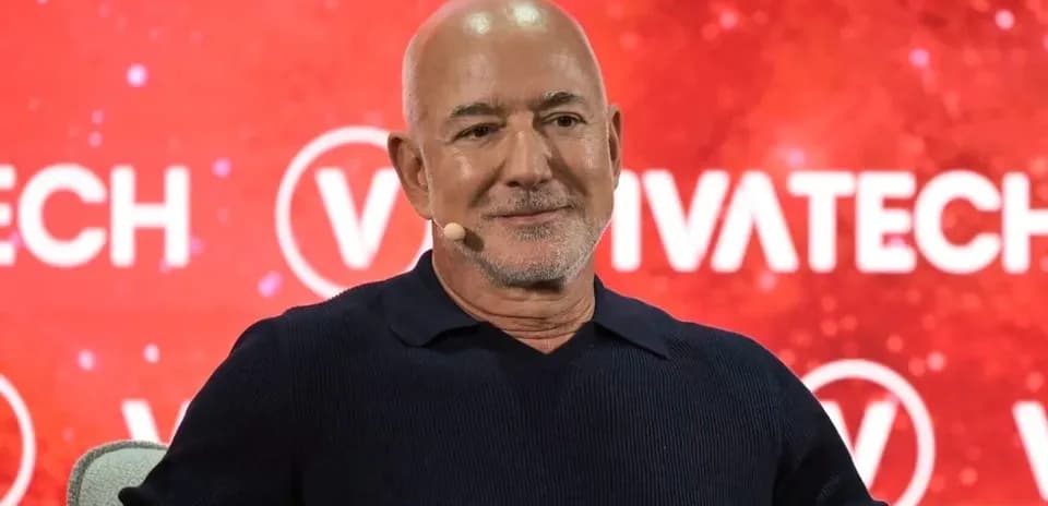 Hombre con micrófono en conferencia de Vivatech