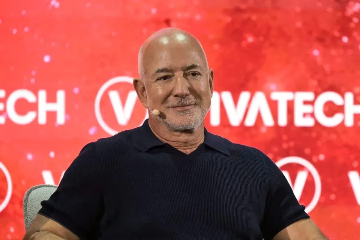 Hombre con micrófono en conferencia de Vivatech