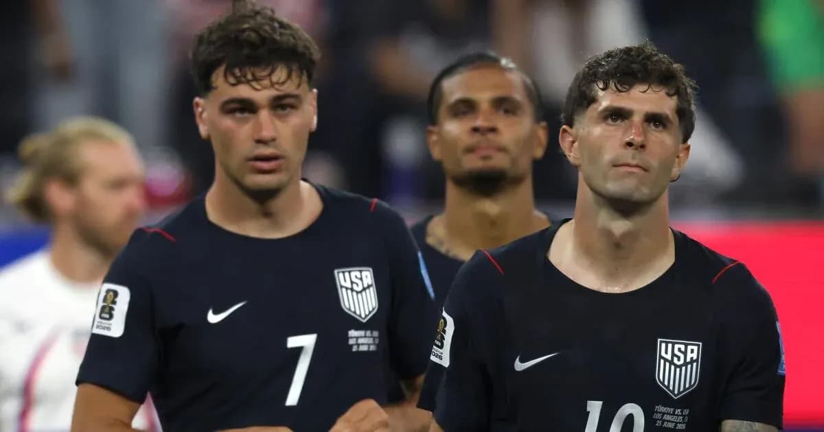 Jugadores de Estados Unidos saliendo del campo tras partido