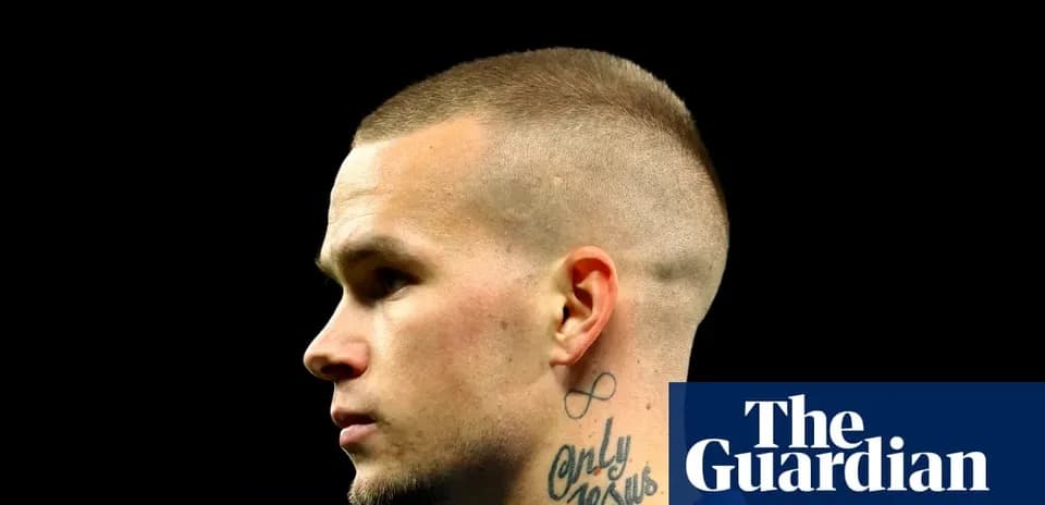 Jugador con tatuajes y corte de cabello corto