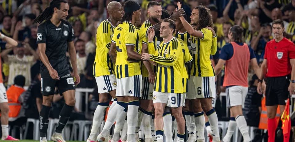 Jugadores de Fenerbahçe celebrando un gol