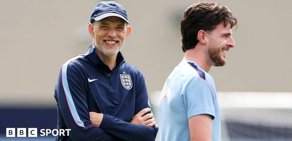 Entrenador y jugador riendo durante sesión de entrenamiento