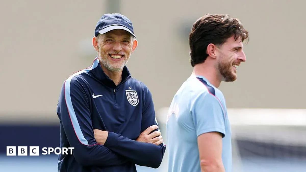Entrenador y jugador riendo durante sesión de entrenamiento