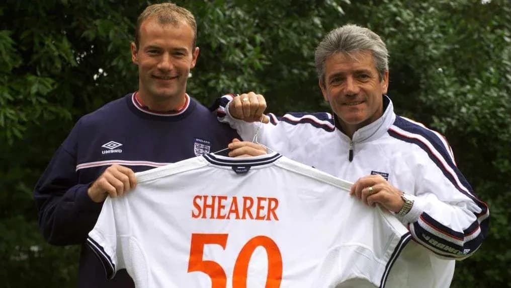 Alan Shearer y entrenador mostrando camiseta con número 50