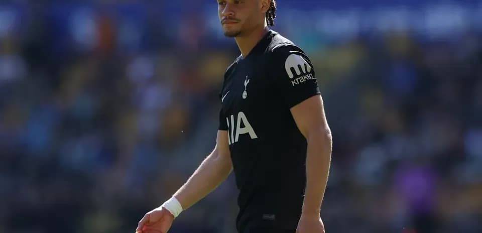 Jugador de Tottenham caminando por el campo de juego
