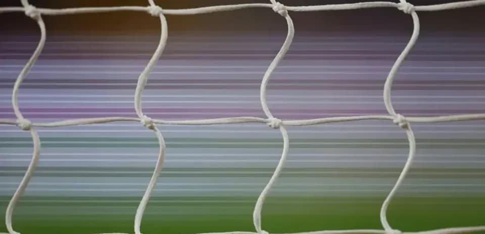 Red de gol con fondo borroso de campo