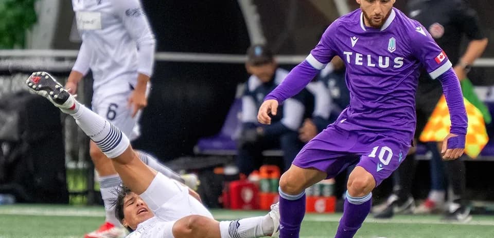 Jugador de Vancouver FC evitando una entrada