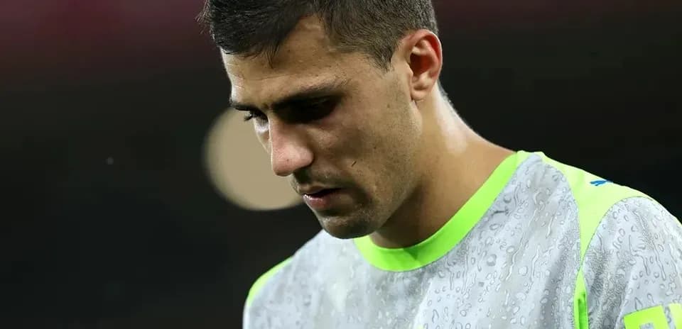 Jugador con camiseta de entrenamiento mirando hacia abajo