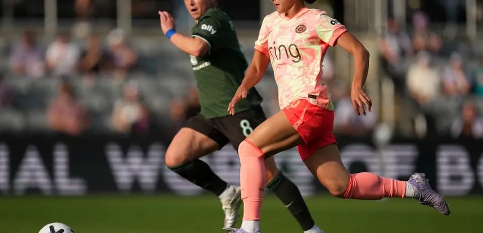 Jugadora de Portland Thorns W corriendo tras el balón