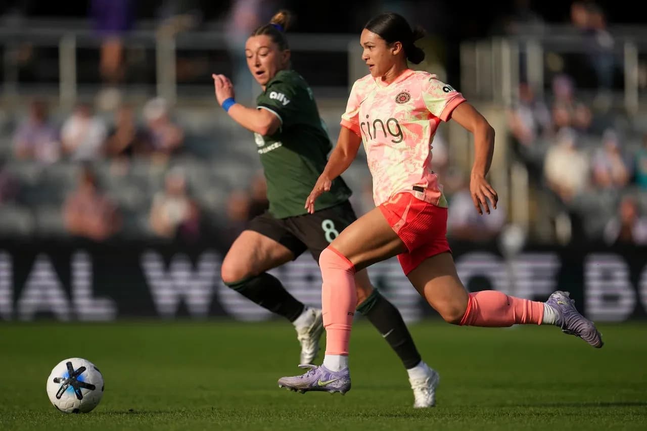 Jugadora de Portland Thorns W corriendo tras el balón