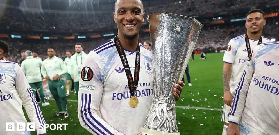 Jugador sosteniendo trofeo de la UEFA tras victoria