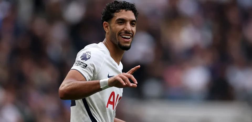 Jugador de Tottenham celebrando durante el partido