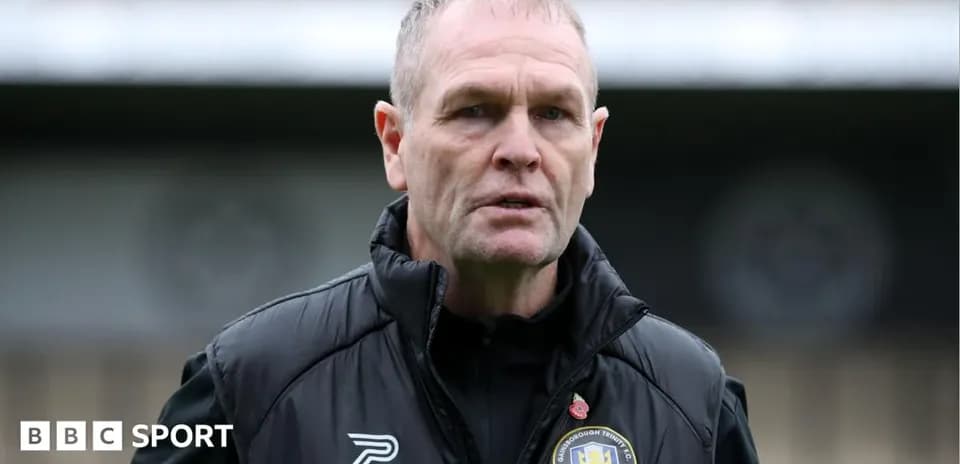 Entrenador de fútbol en el campo de juego