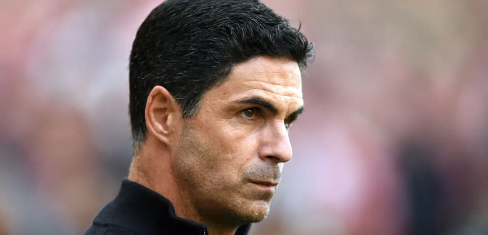 Entrenador observando el juego desde la línea lateral