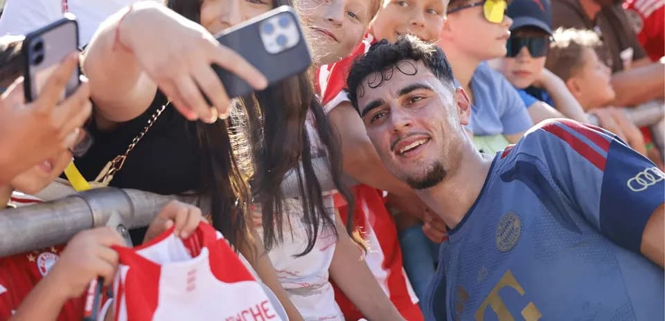 Jugador sonriendo mientras posa con fans