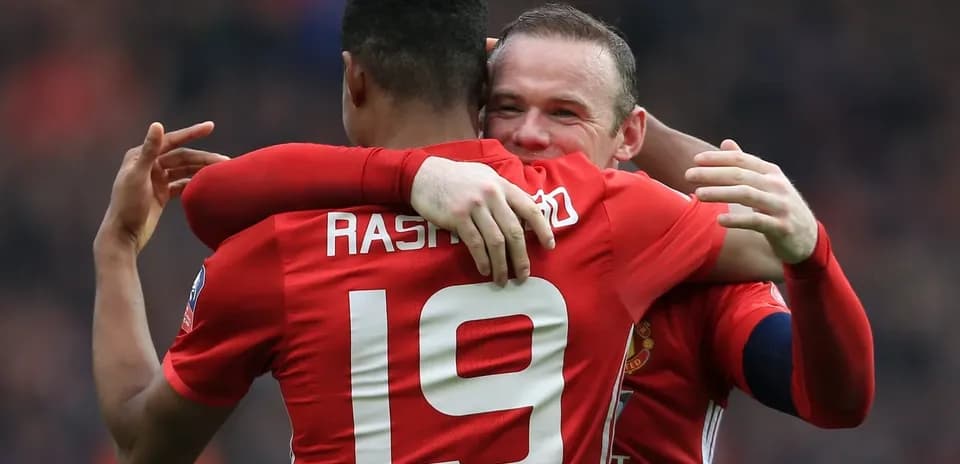 Jugadores de Manchester United celebrando un gol