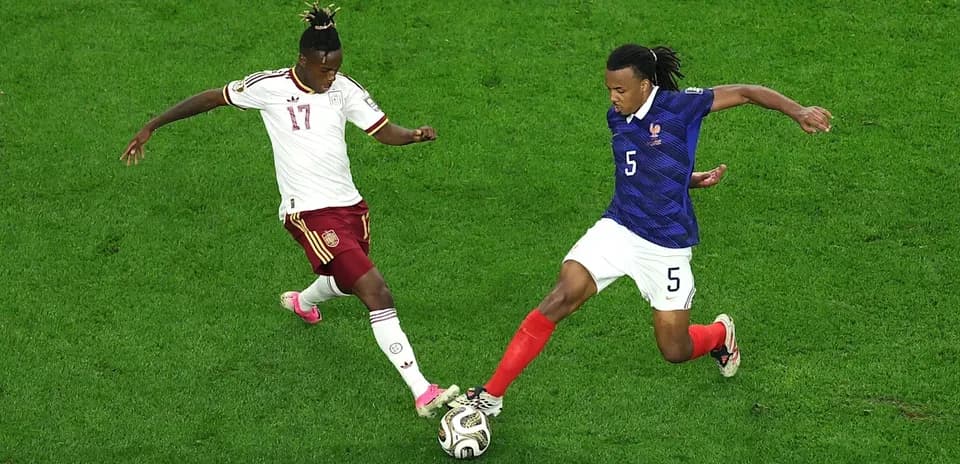 Jugadores de España y Francia luchando por el balón