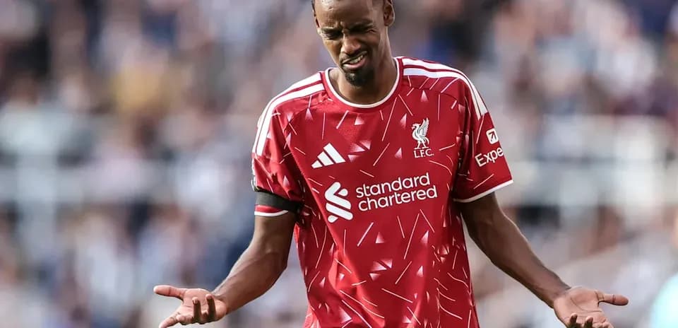 Jugador de Liverpool con camiseta roja mostrando frustración