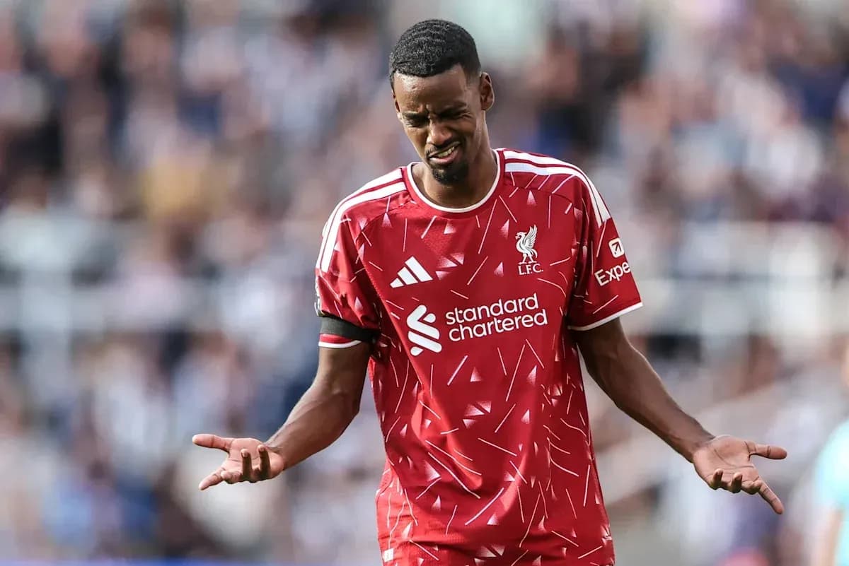 Jugador de Liverpool con camiseta roja mostrando frustración