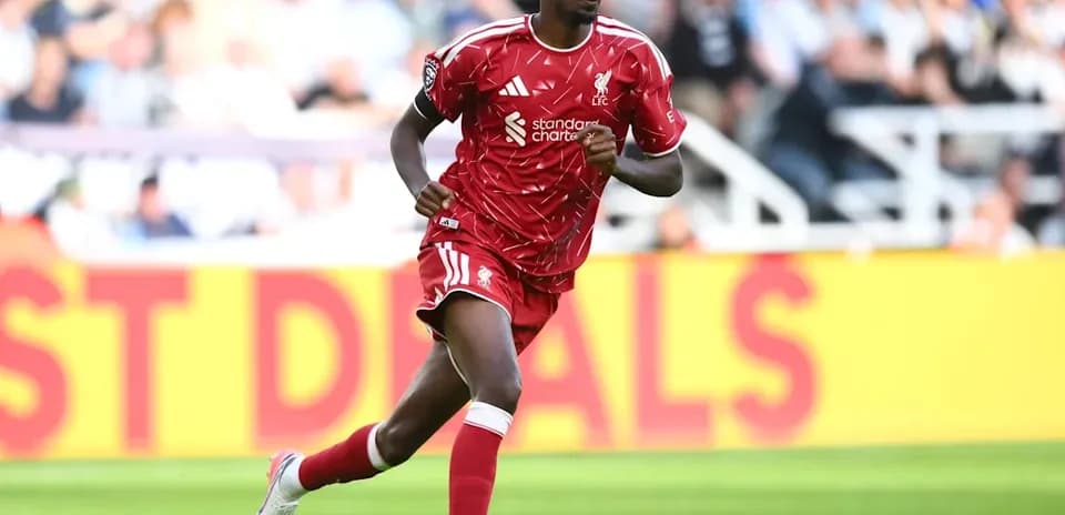 Jugador de Liverpool corriendo en el campo de juego