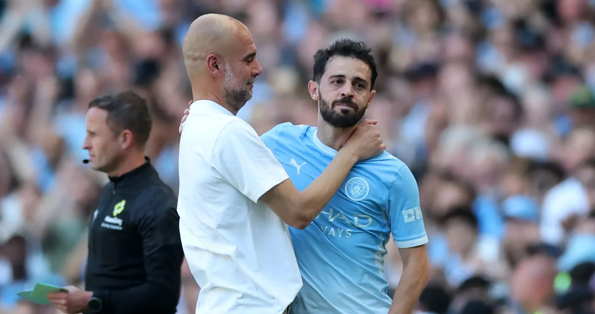 Pep Guardiola y Bernardo Silva en el campo