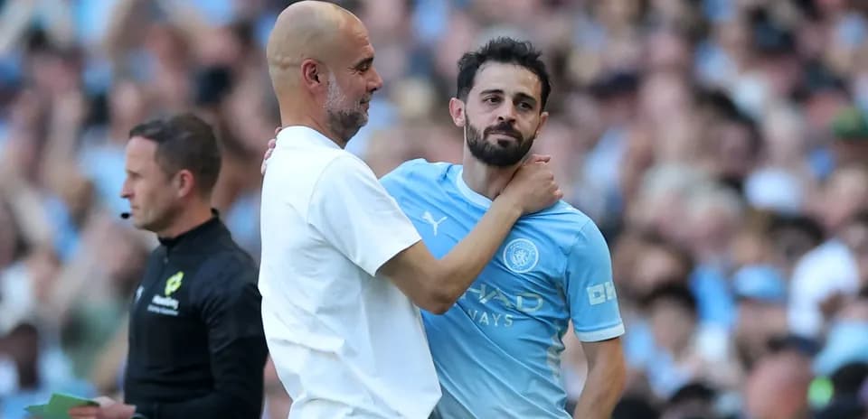 Pep Guardiola y Bernardo Silva en el campo