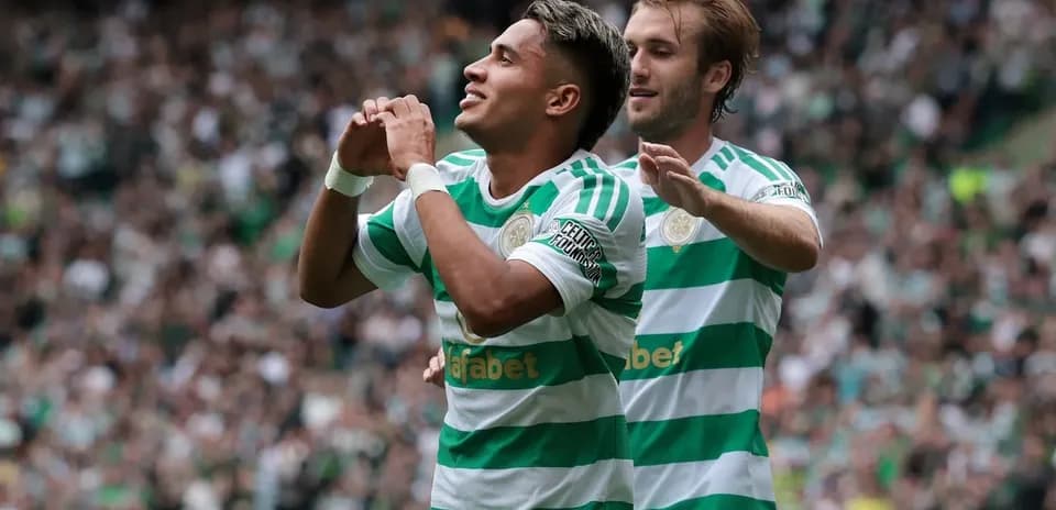 Jugador de Celtic celebrando un gol con compañero