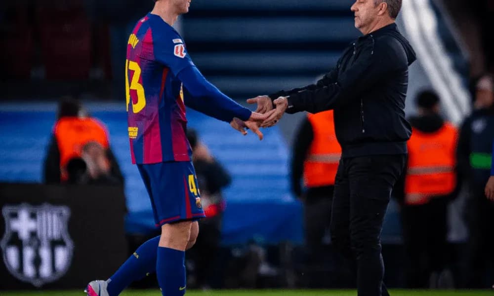 Jugador y entrenador saludándose en el campo