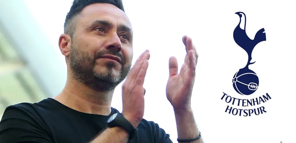 Entrenador aplaudiendo a los aficionados de Tottenham