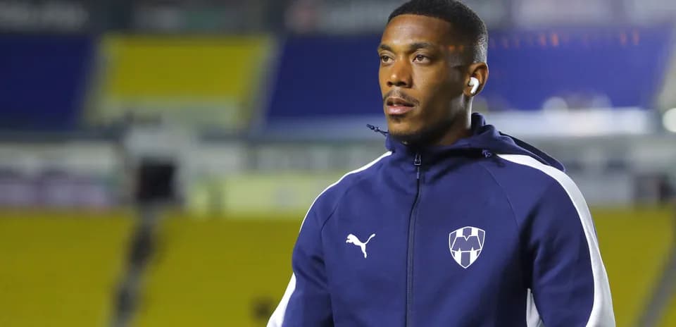 Jugador de Monterrey en el campo antes del partido