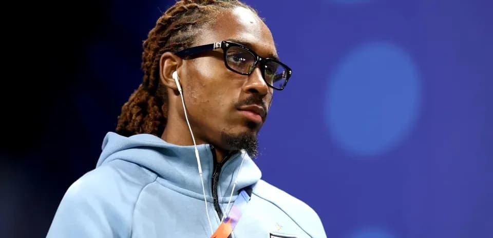 Jugador con gafas escuchando música antes del partido