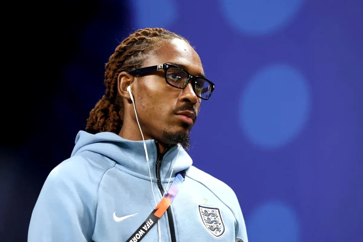 Jugador con gafas escuchando música antes del partido