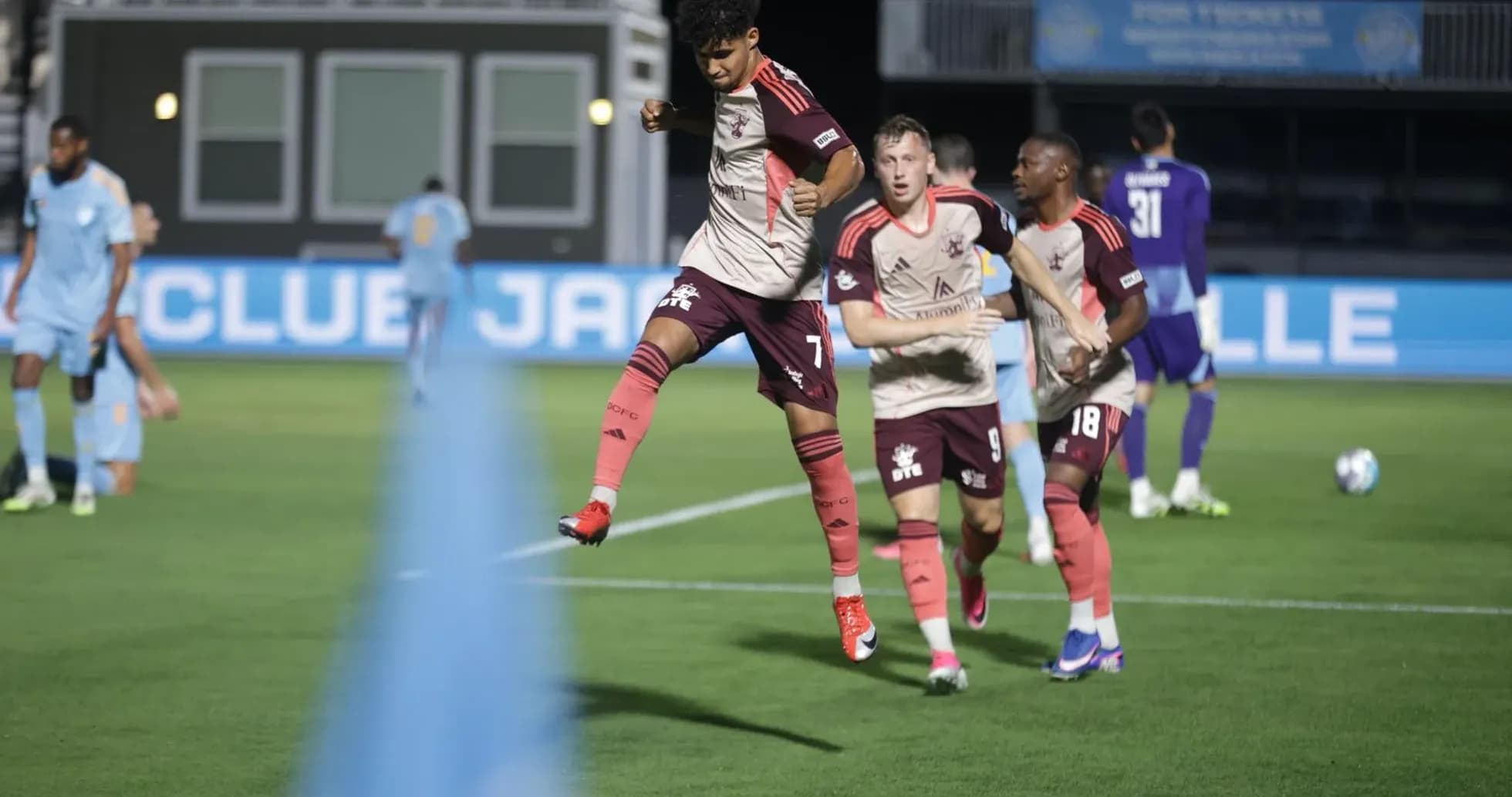 Jugador celebrando un gol en el partido