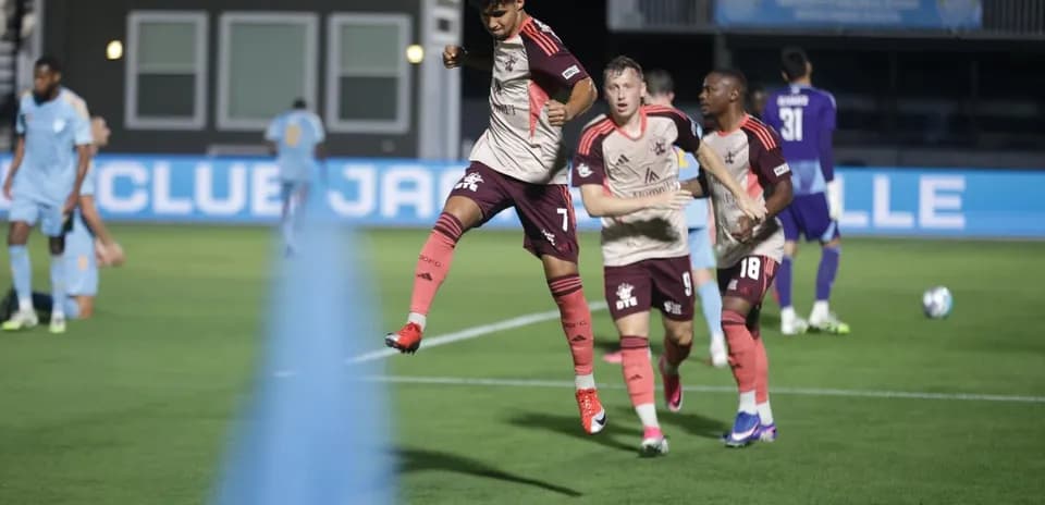Jugador celebrando un gol en el partido