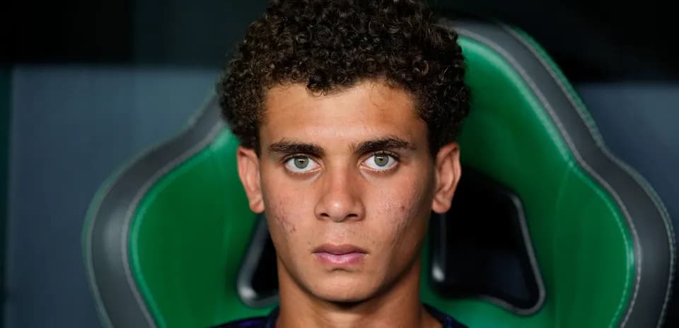 Jugador sentado en silla con fondo verde