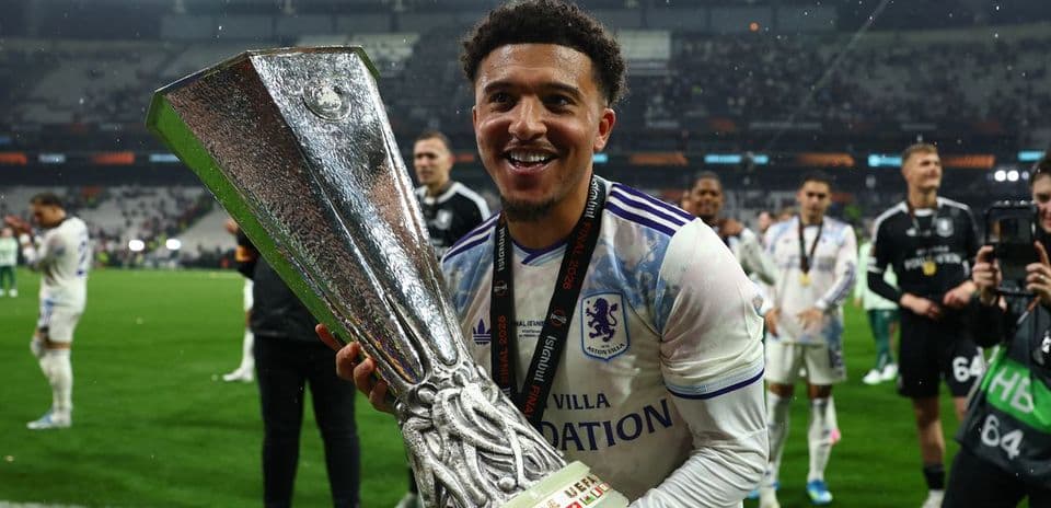 Jugador celebrando con trofeo de la UEFA Europa League