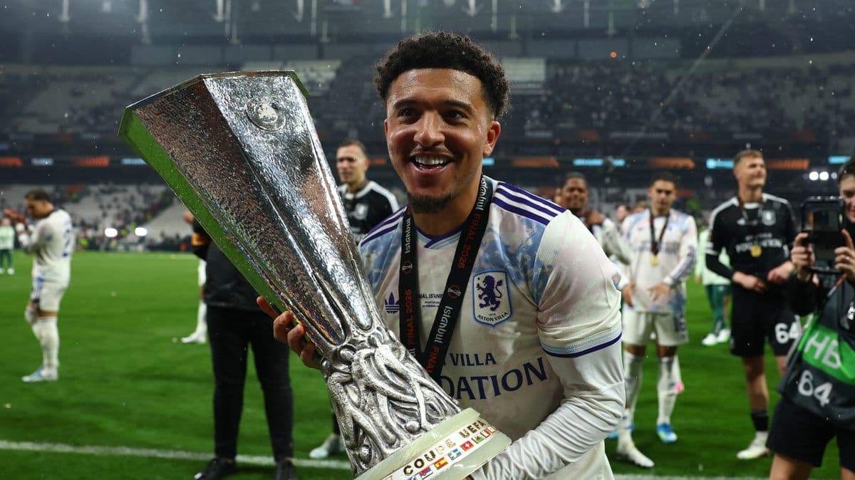 Jugador celebrando con trofeo de la UEFA Europa League