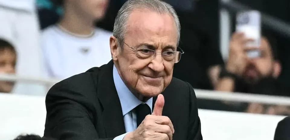 Hombre sonriendo y haciendo gesto de aprobación en estadio