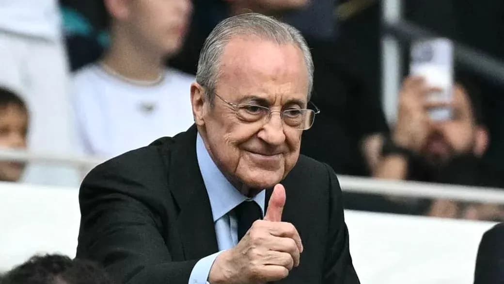 Hombre sonriendo y haciendo gesto de aprobación en estadio