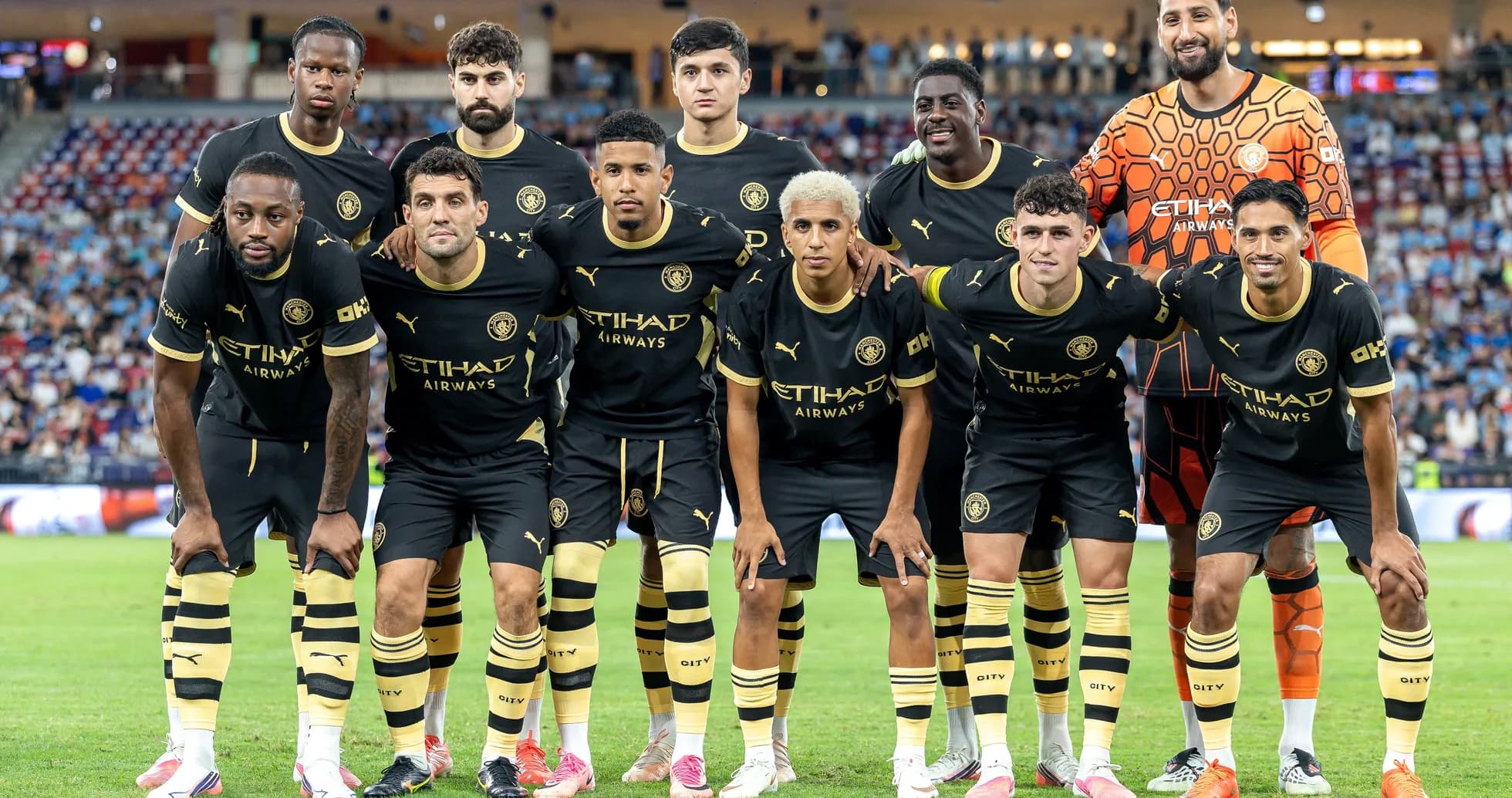 Equipo posando en uniforme negro de Manchester City