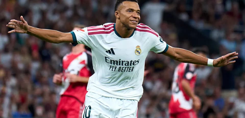 Jugador de Real Madrid celebrando un gol en el campo