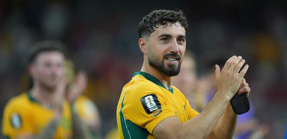 Jugador aplaudiendo en camiseta amarilla de Australia
