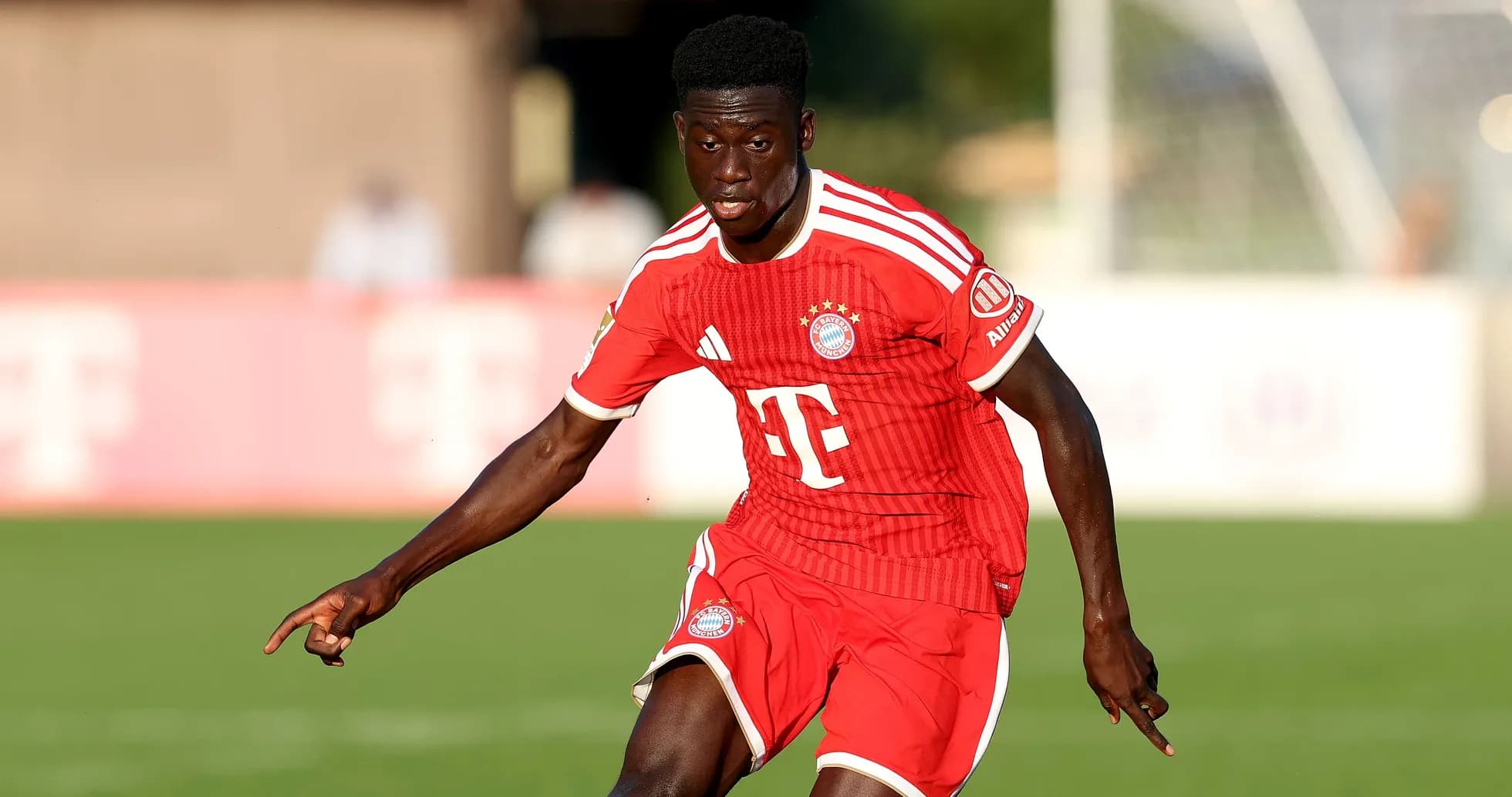 Jugador de Bayern Munich corriendo en el campo