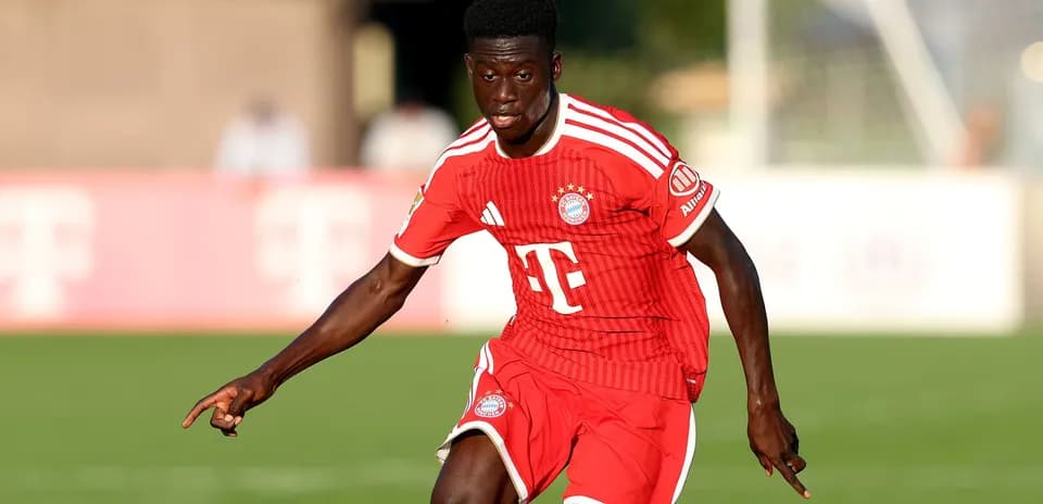 Jugador de Bayern Munich corriendo en el campo
