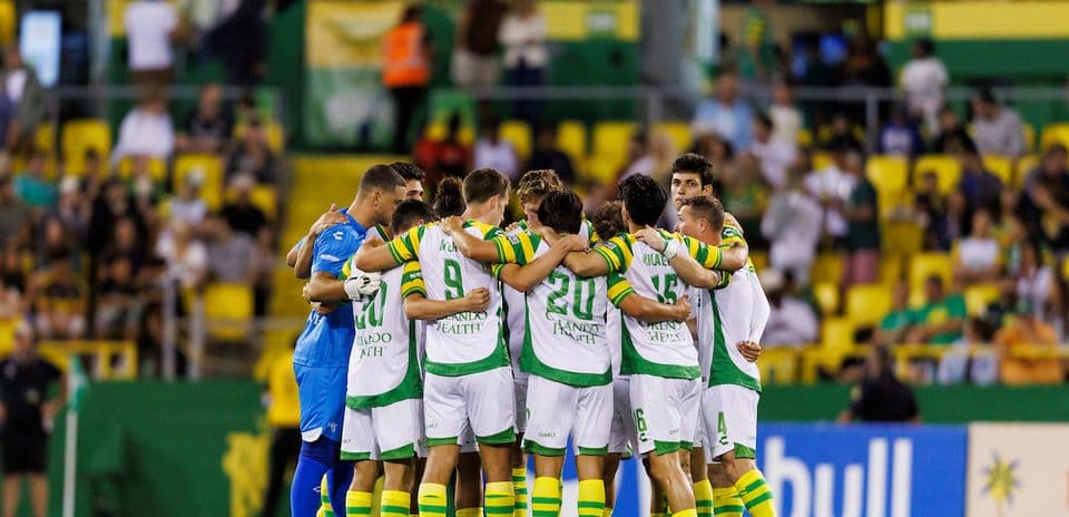 Jugadores del Tampa Bay Rowdies en círculo