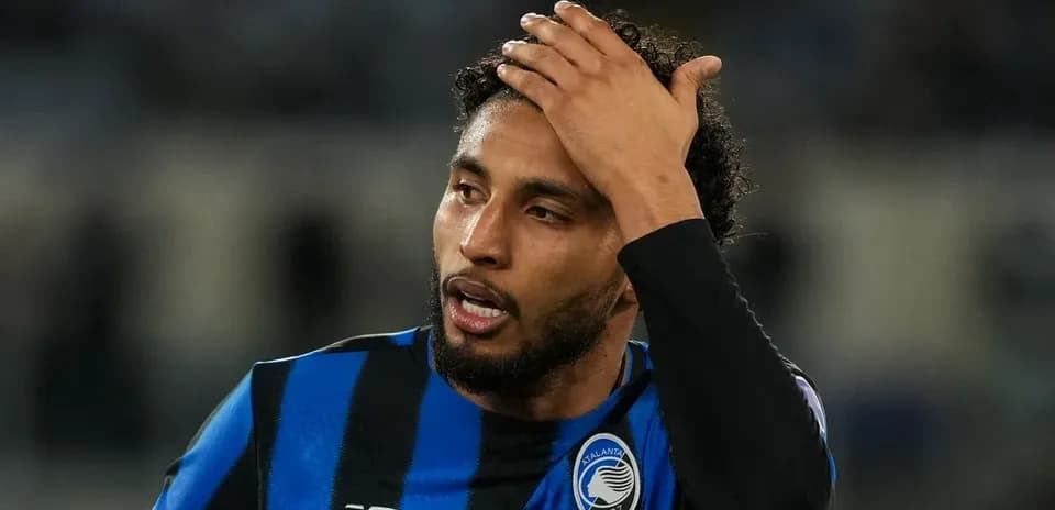Jugador de Atalanta tocándose la cabeza durante el partido